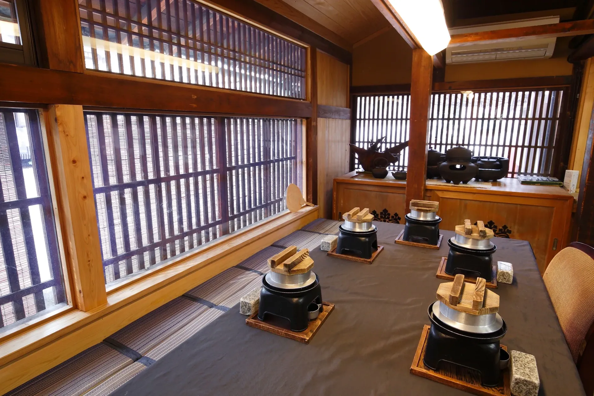 格子窓からの光を感じるお席