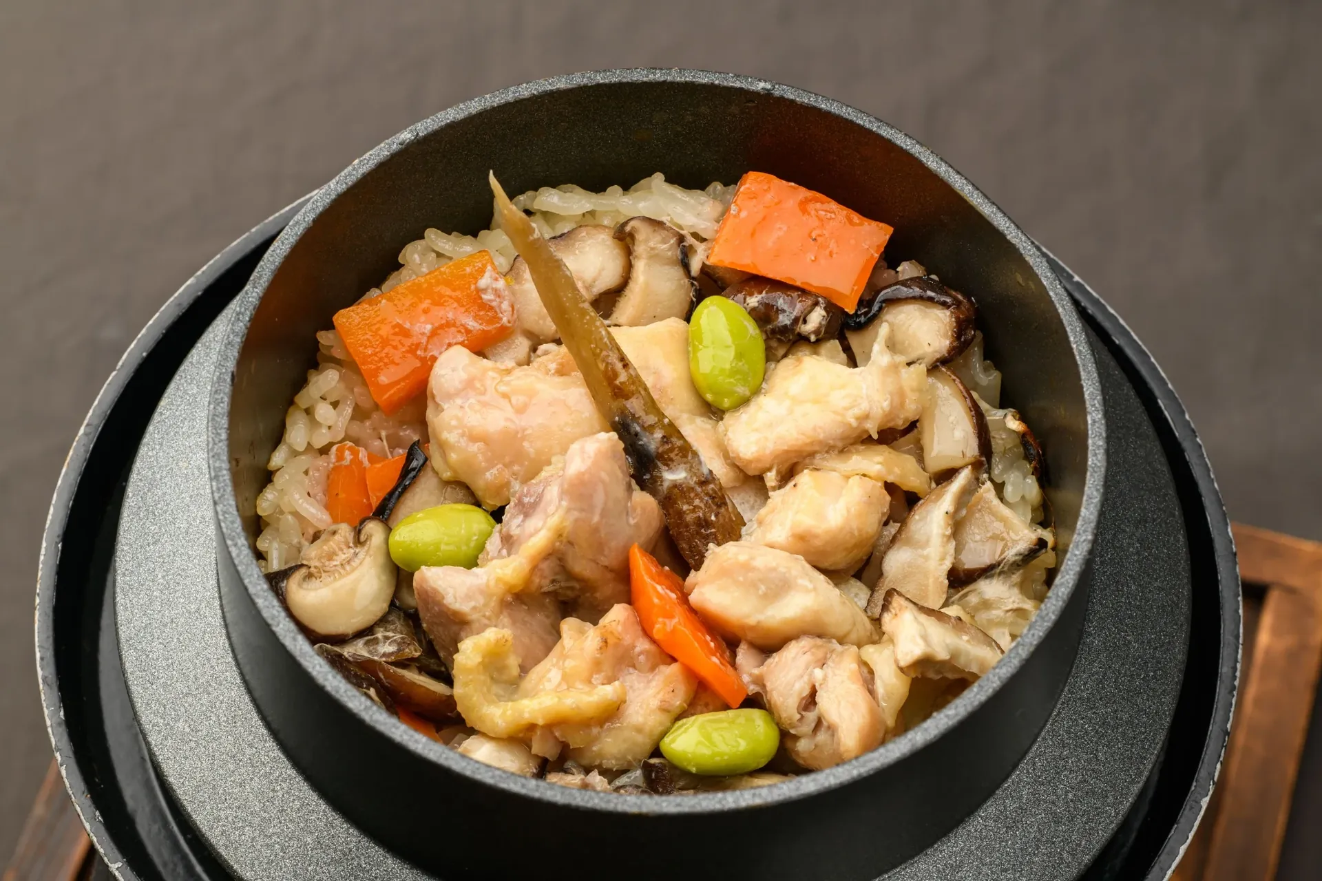 大和肉鶏を使った釜めし