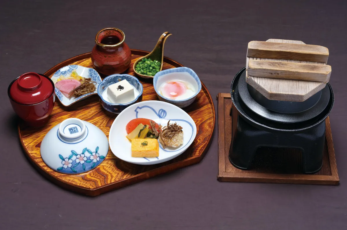釜めし、温泉卵、特製出汁、小鉢を揃えたせんどめしのお膳