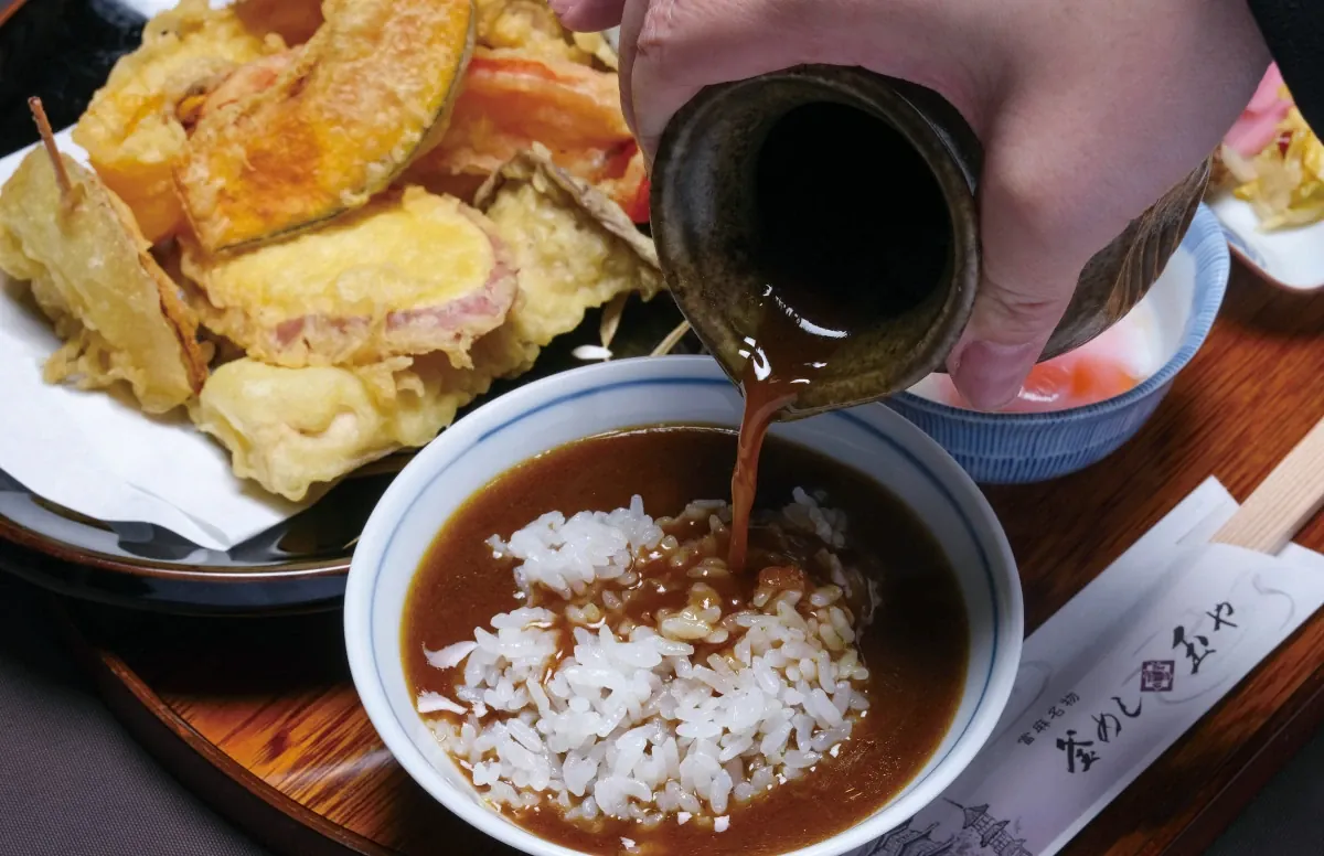 ご飯に、カリー出汁を注いで。