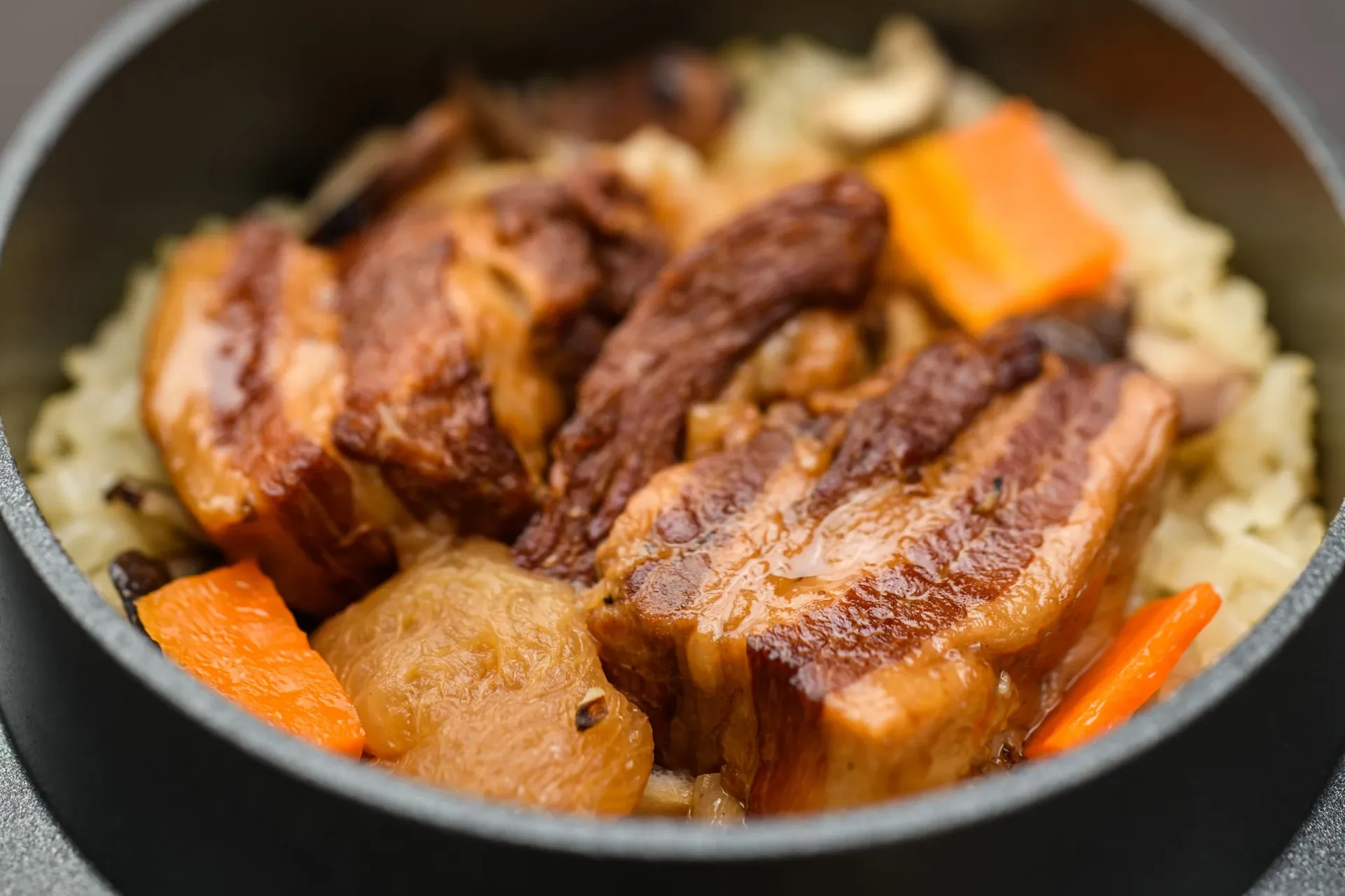 角煮の旨みを、ご飯と一緒に炊き込んで。