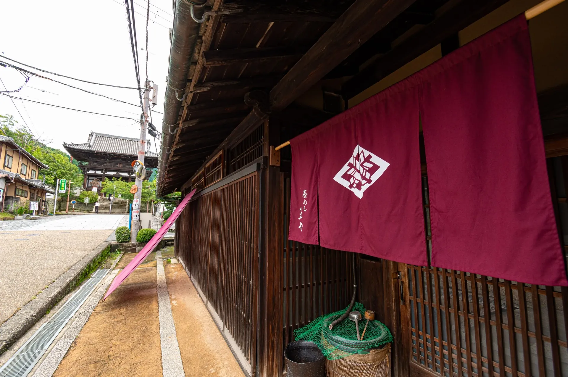 玉やの暖簾と當麻寺の参道