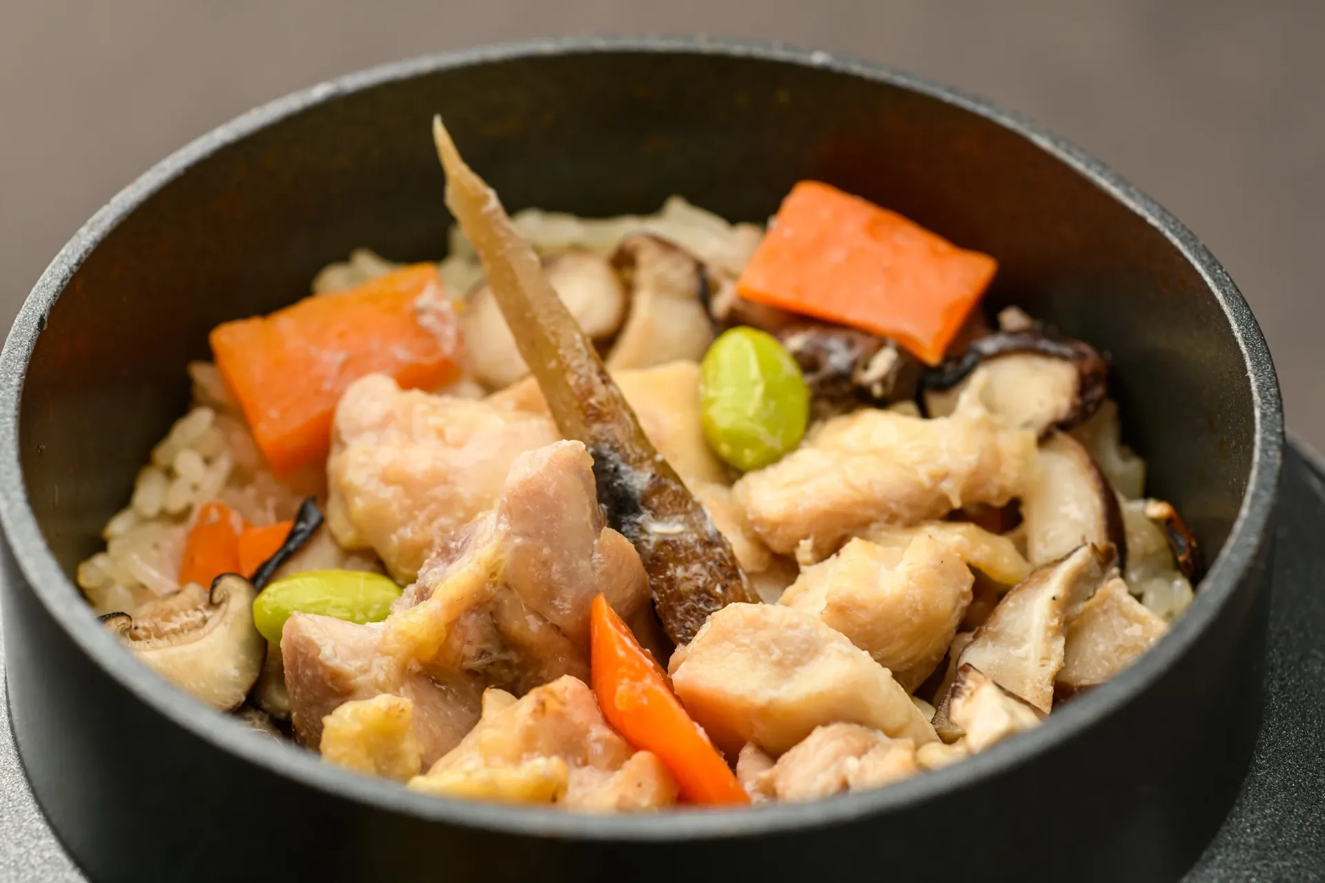大和肉鶏と野菜を、一釜に。